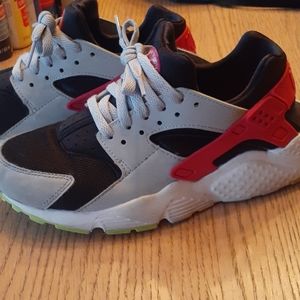 Girls size 4.5Y NIKE AIR HUARACHE  EXCELLENT COND.